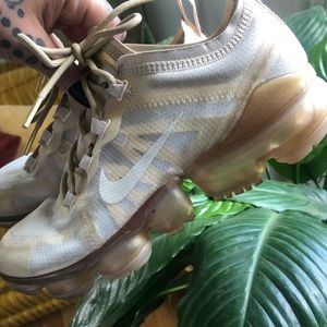 Nike Vapor Max gold